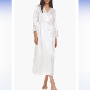 Flora Nikrooz Vintage 1970’s stunning robe w/ beautiful embroidered sleeves